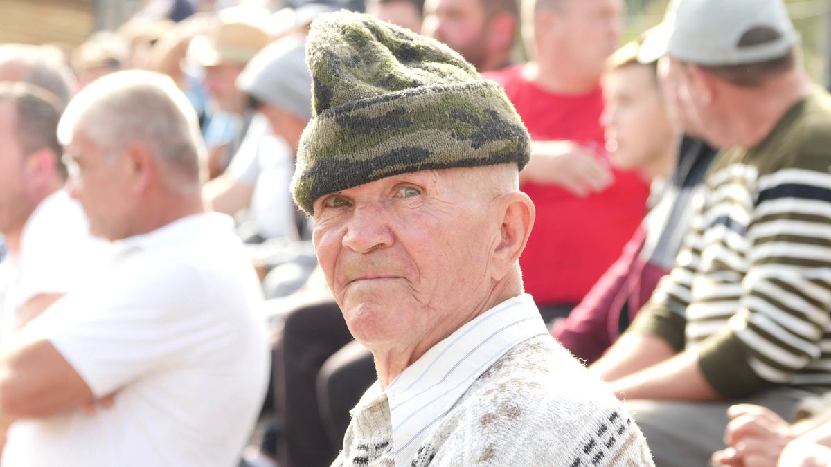 Echipa lui George Simion din Aluniș face show » „Ne cinstim în timpul meciului” + Preotul n-a mai putut să ajute financiar: „Noi îți dăm bani pe lumânări, tu-i iei și-i dai la fotbal?!”