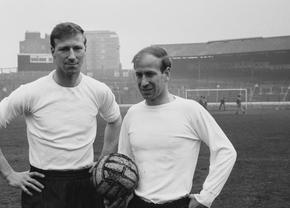 Sir Bobby Charlton, două momente care i-au marcat viața! La 20 de ani, scos dintr-un avion în flăcări » Și cearta de 42 de ani cu fratele său Jack: „Nici nu vreau să știu de el”