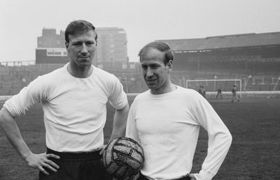 Sir Bobby Charlton, două momente care i-au marcat viața! La 20 de ani, scos dintr-un avion în flăcări » Și cearta de 42 de ani cu fratele său Jack: „Nici nu vreau să știu de el”