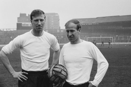 Frații Charlton, Jack (stânga) și Bobby (1965). Foto: Getty Images