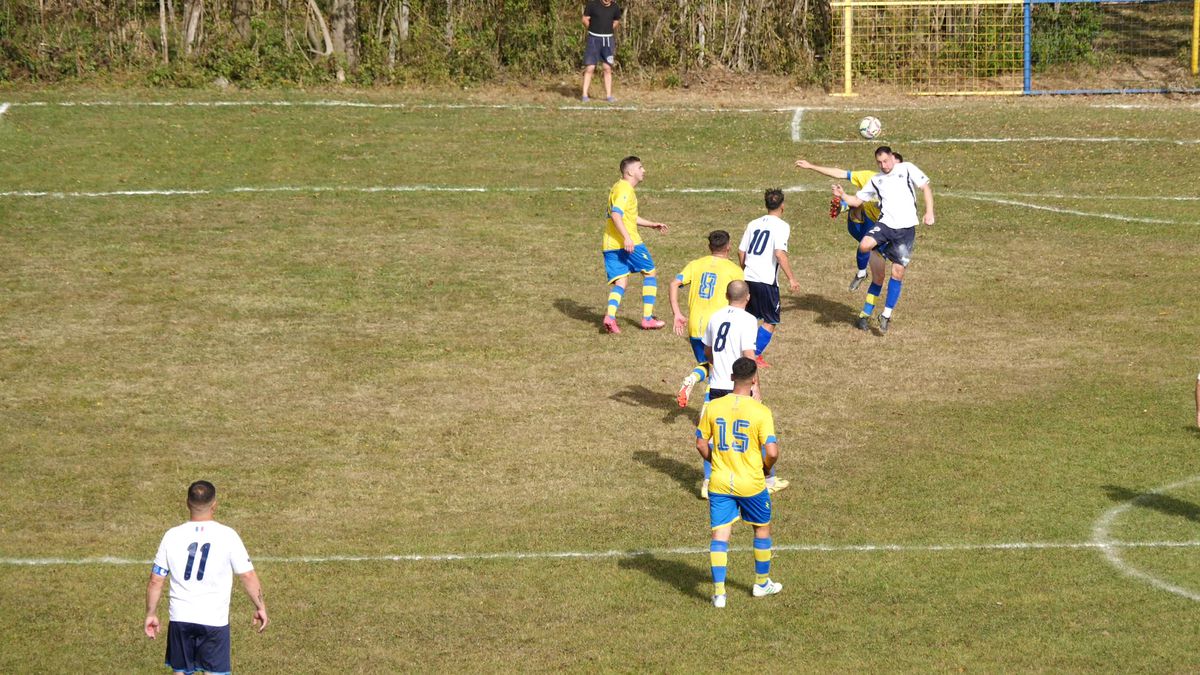 Echipa lui George Simion din Aluniș face show » „Ne cinstim în timpul meciului” + Preotul n-a mai putut să ajute financiar: „Noi îți dăm bani pe lumânări, tu-i iei și-i dai la fotbal?!”