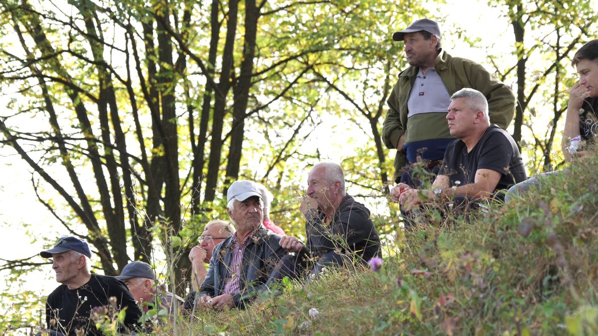 Echipa lui George Simion din Aluniș face show » „Ne cinstim în timpul meciului” + Preotul n-a mai putut să ajute financiar: „Noi îți dăm bani pe lumânări, tu-i iei și-i dai la fotbal?!”