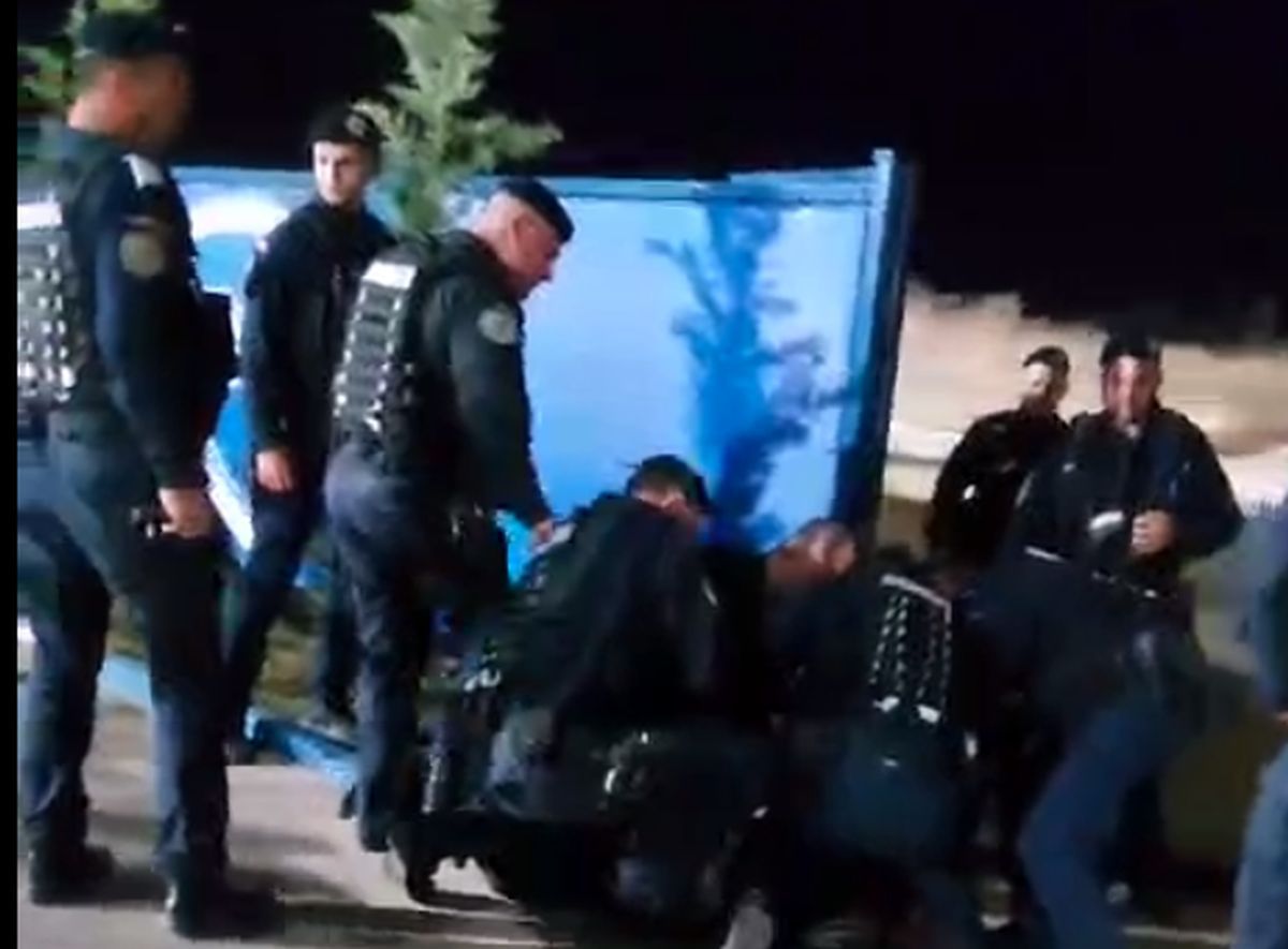 Intervenție în forță la finalul meciului din Superligă » Ultras pus la pământ și încătușat de jandarmi! De la ce ar fi pornit totul