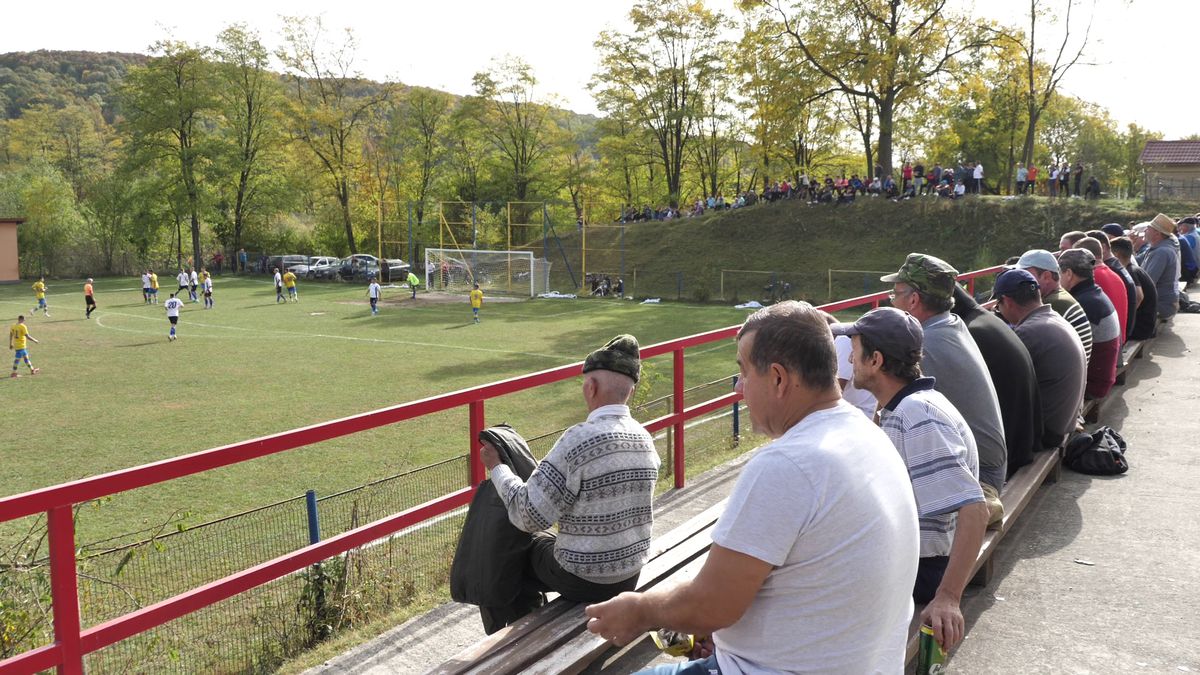 Echipa lui George Simion din Aluniș face show » „Ne cinstim în timpul meciului” + Preotul n-a mai putut să ajute financiar: „Noi îți dăm bani pe lumânări, tu-i iei și-i dai la fotbal?!”