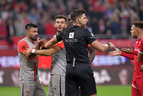 Valentin Crețu, în stânga, în Dinamo - FCSB // foto: Cristi Preda (GSP)