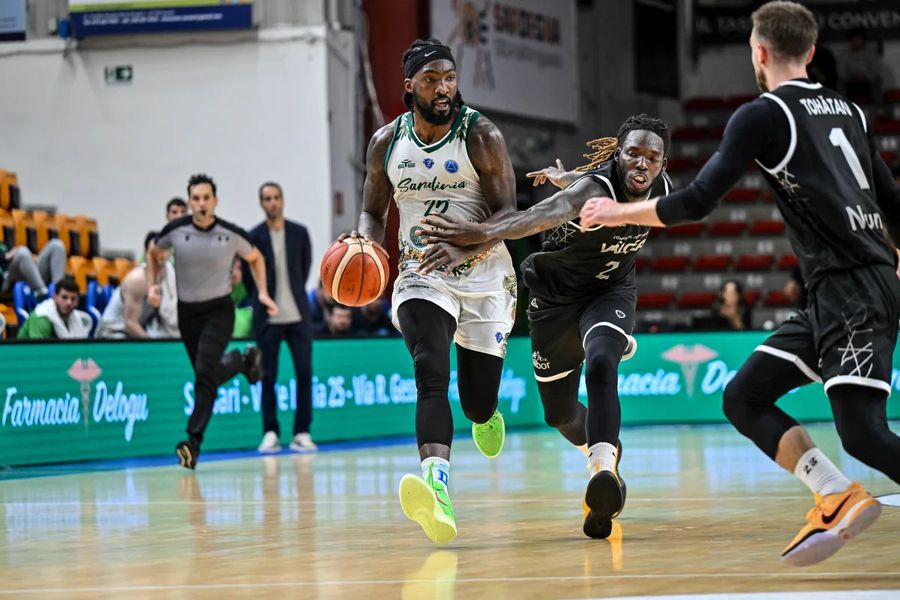 Dinamo Sassari, victorie clară în fața lui CS Vâlcea 1924/Foto: fiba.basketball Duel românesc în FIBA Europe Cup între CSM Corona Brașov și CSM Oradea » Alte 4 echipe au reprezentat țara noastră în cupele europene