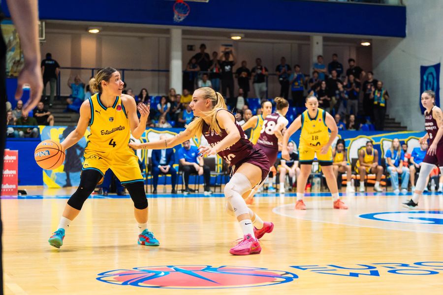 Estudiantes vs. Rapid București/Foto: fiba.basketball Duel românesc în FIBA Europe Cup între CSM Corona Brașov și CSM Oradea » Alte 4 echipe au reprezentat țara noastră în cupele europene
