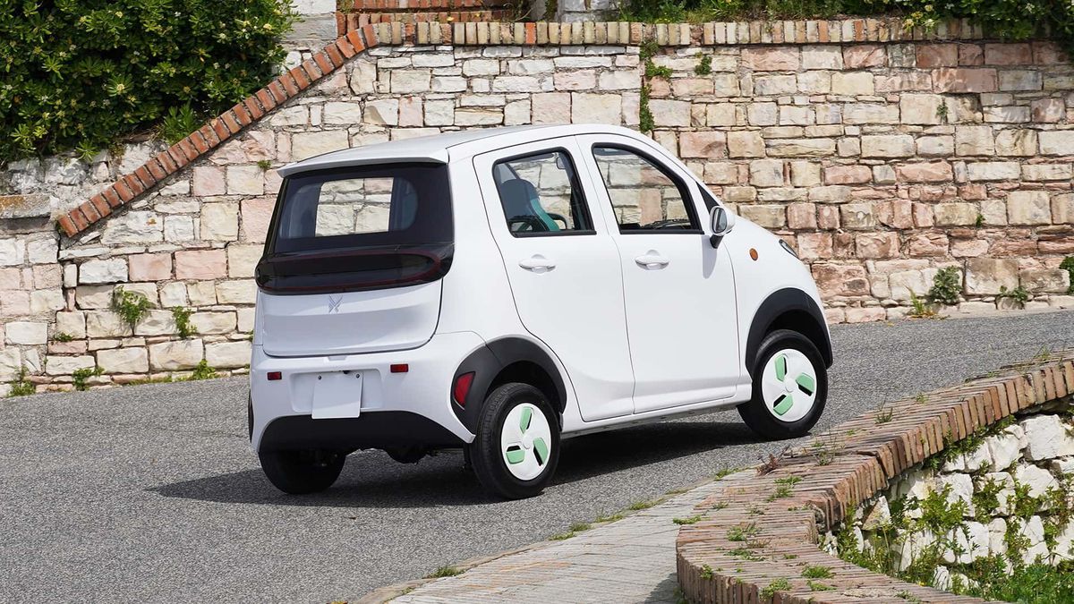 Ați văzut o mașină mică și verde pe străzile din București? Explicația companiei: „Au trei moduri de condus” » Viteza maximă