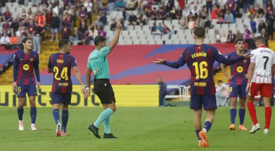 Momentul în care arbitrul Gil Manzano îi arată primul cartonaț galben lui Hansi Flick în Barcelona - Girona 2-1 Barcelona a aflat consecințele eliminării lui Hansi Flick » Ce se întâmplă cu antrenorul blaugrana la „El Clasico”