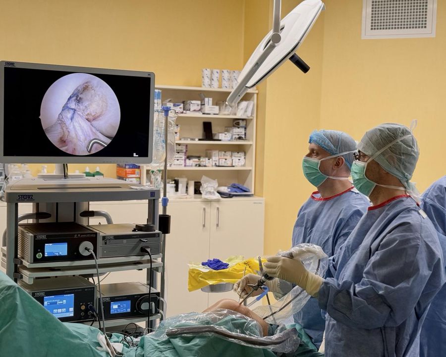 În timpul unei operații pentru reinserția ligamentului încrucișat anterior ANTI-Marijana Kovacevic! „Dacă placenta e de la un animal sau un om bolnav?!” » Cel mai cunoscut ortoped din medicina sportivă dezmembrează tratamentele vraciului din Serbia