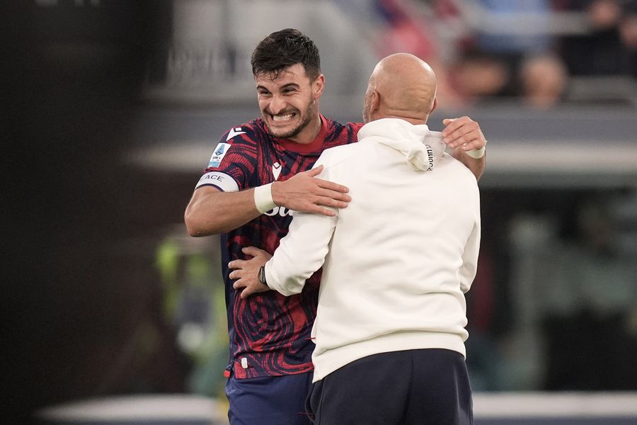 Vincenzo Italiano îl îmbrățișează pe „Orsonaldo”, după marcarea golului. Foto: Imago Stângul care nu iartă » Cine e „R07”, artistul pragmatic al Bologniei, golgheter în Serie A