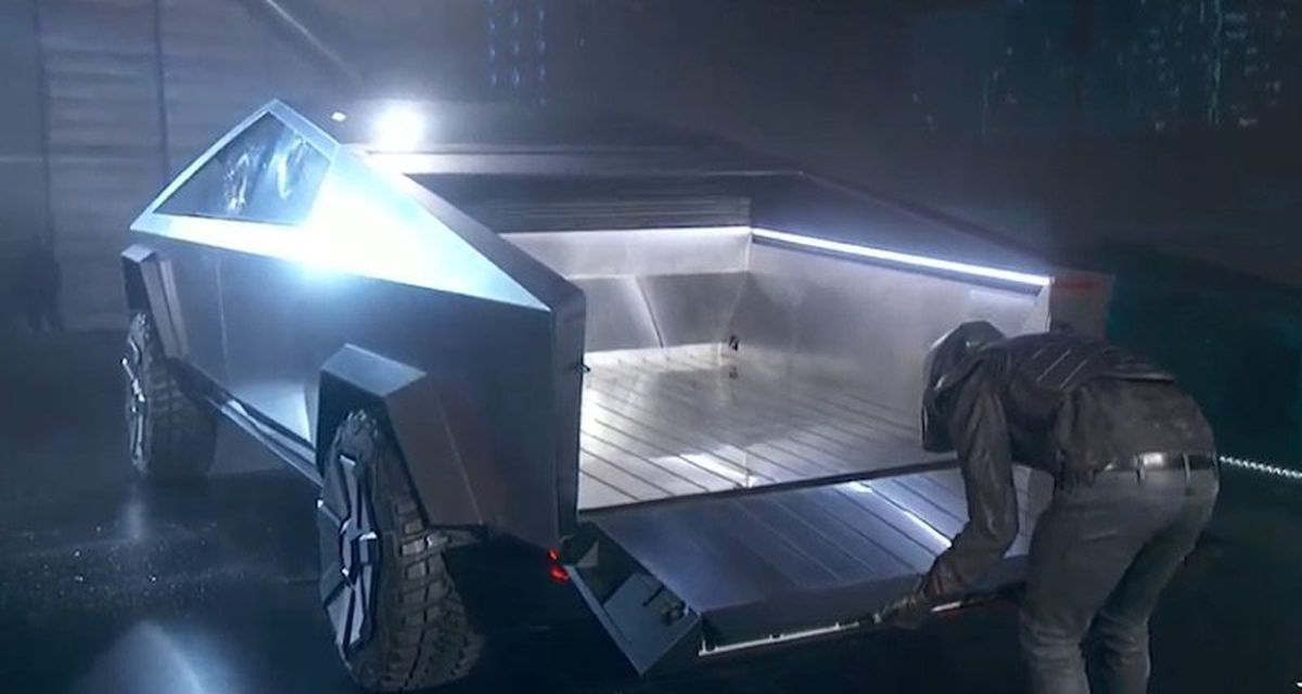 Elon Musk a prezentat Tesla Cybertruck! Moment PENIBIL: i-au explodat geamurile când Musk făcea un experiment de rezistență! Cât costă și ce autonomie are pick-up-ul