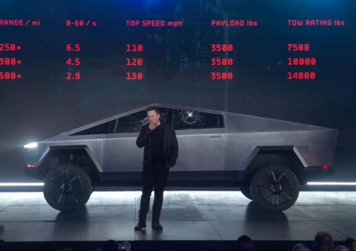 Elon Musk a prezentat Tesla Cybertruck! Moment PENIBIL: i-au explodat geamurile când Musk făcea un experiment de rezistență! Cât costă și ce autonomie are pick-up-ul