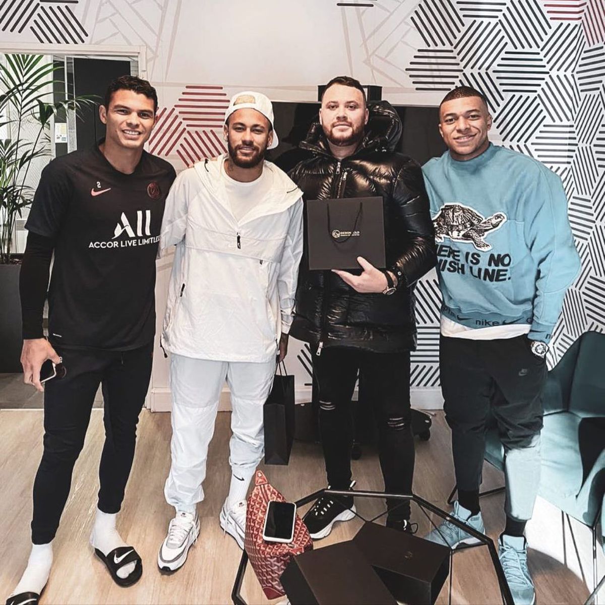 Telefoanele care au cucerit vedetele » Pe ce au cheltuit Neymar și Messi câte 5.000 de lire sterline: „Un produs incredibil”