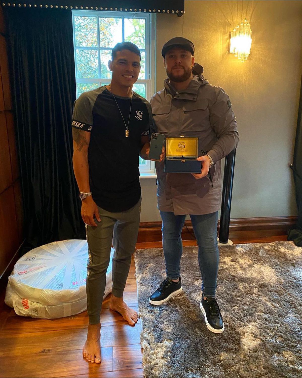 Telefoanele care au cucerit vedetele » Pe ce au cheltuit Neymar și Messi câte 5.000 de lire sterline: „Un produs incredibil”