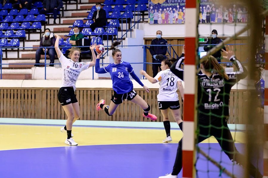 Elena Dache a fost sclipitoare în centrul ofensivei FOTO Dan Potor Elena Dache a fost sclipitoare în centrul ofensivei FOTO Dan Potor