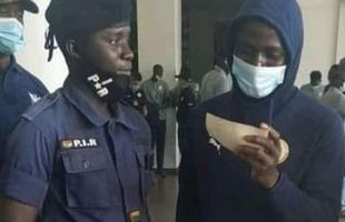 FOTO Moment viral cu Sadio Mane » Starul lui Liverpool, oprit de un polițist în Guineea-Bissau. Motivul face ravagii pe internet