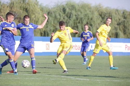 Ioan Vermeșan (#9) înscrie într-un meci amical România U16 - Bosnia și Herțegovina U16 // foto: frf.ro