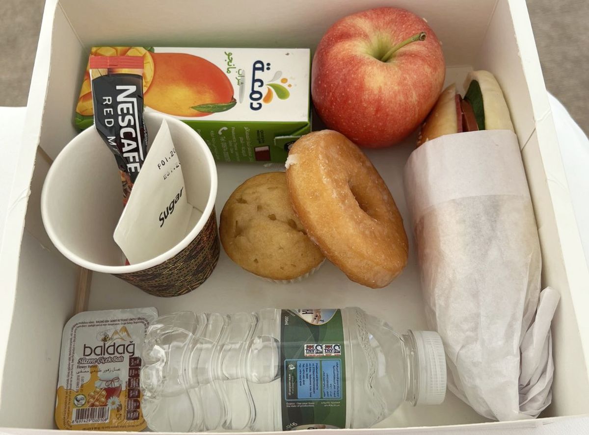 Controversă și cu micul dejun primit de fanii cazați în „orașul” de containere din Doha: „200 de lire pe noapte pentru asta?”