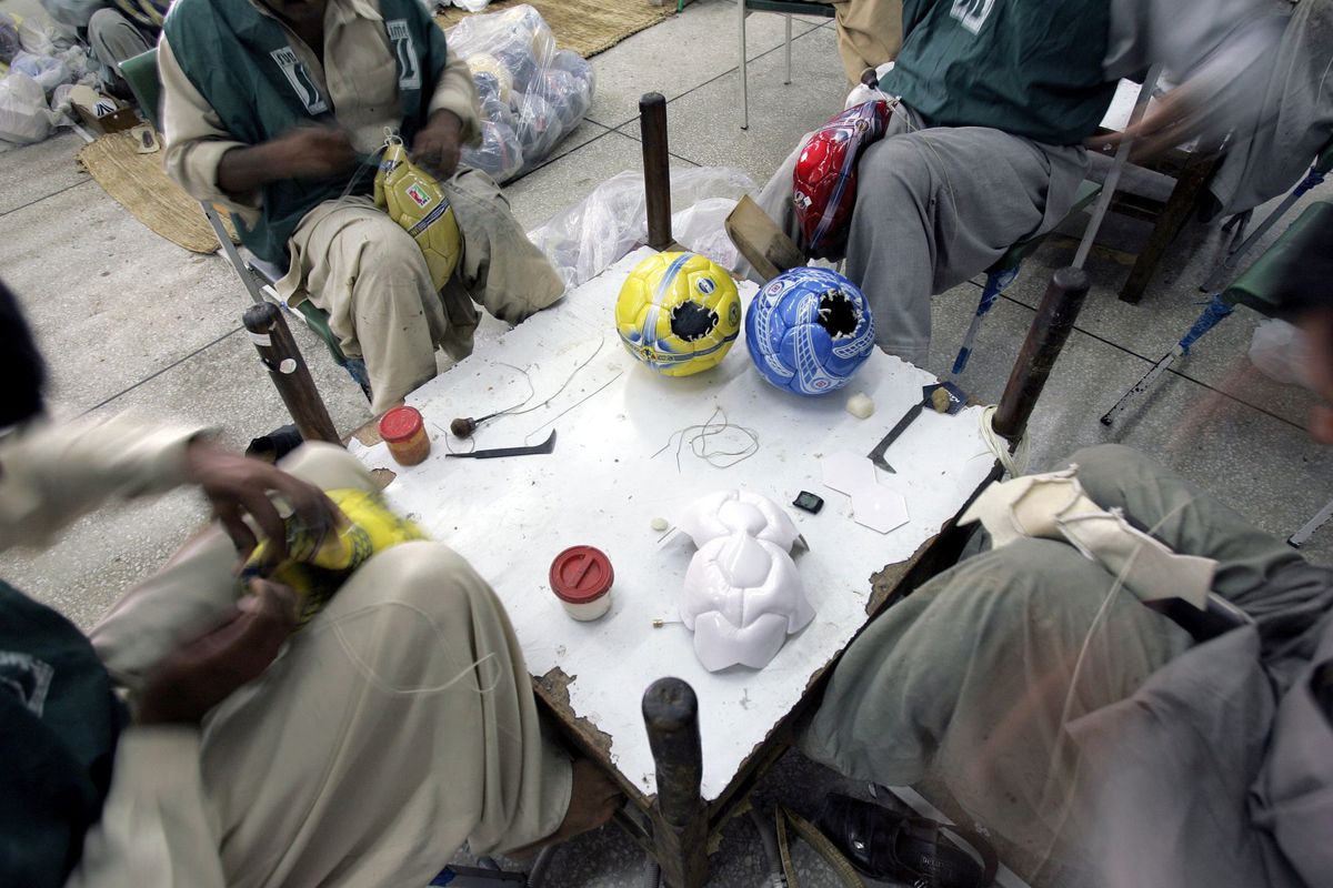 70% din mingile din lume sunt produse într-un singur orășel din Pakistan! O mare parte dintre ele sunt cusute manual