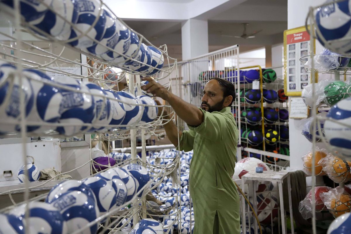 FOTO 70% din mingile din lume sunt cusute manual intr-un singur orășel din Pakistan!