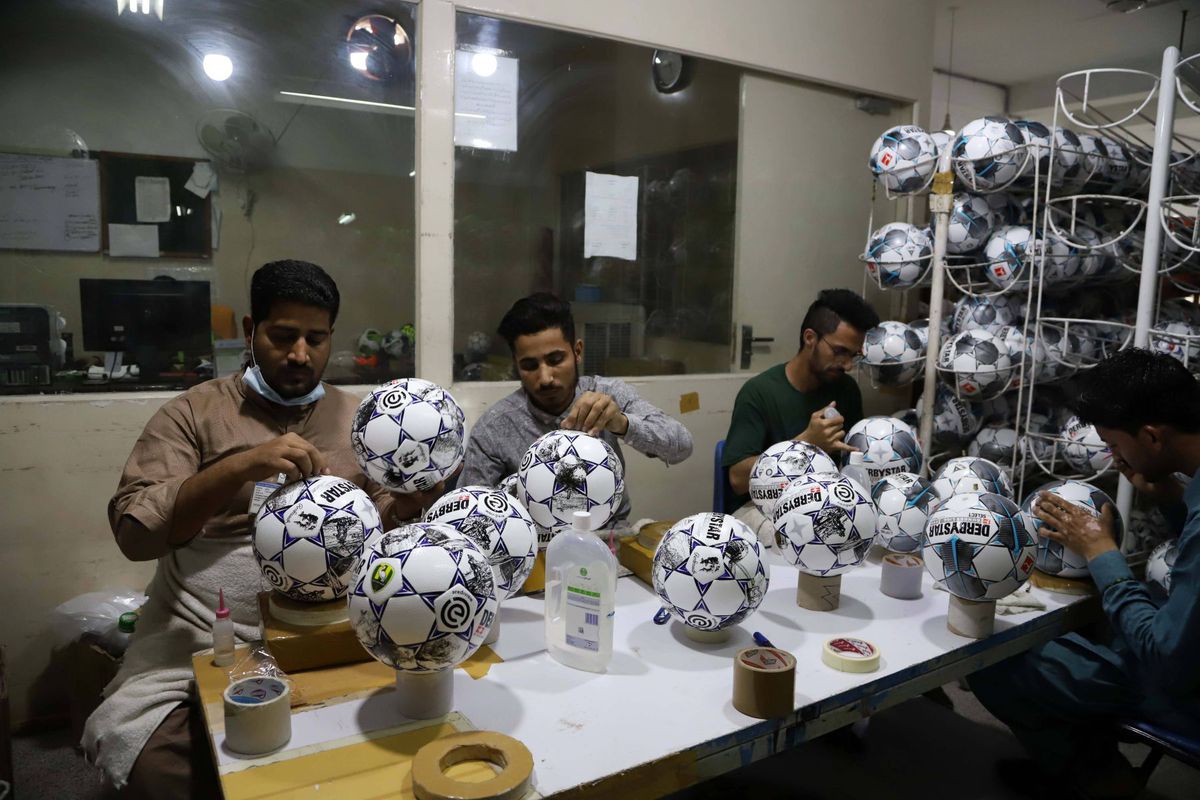 70% din mingile din lume sunt produse într-un singur orășel din Pakistan! O mare parte dintre ele sunt cusute manual