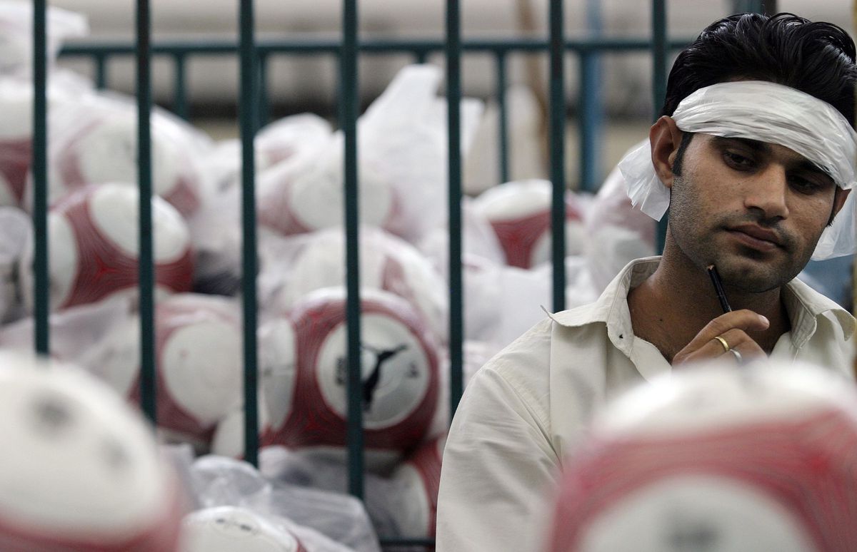 FOTO 70% din mingile din lume sunt cusute manual intr-un singur orășel din Pakistan!