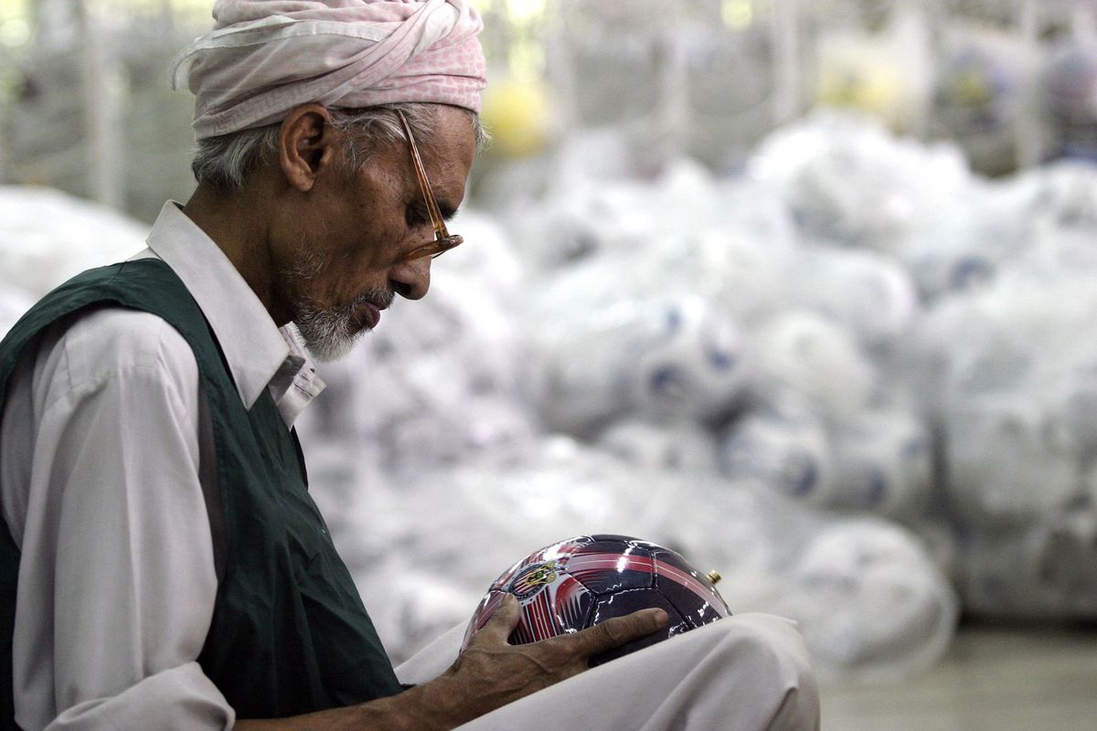 70% din mingile din lume sunt produse într-un singur orășel din Pakistan! O mare parte dintre ele sunt cusute manual