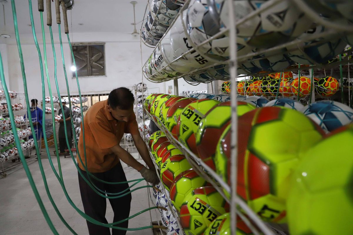 70% din mingile din lume sunt produse într-un singur orășel din Pakistan! O mare parte dintre ele sunt cusute manual