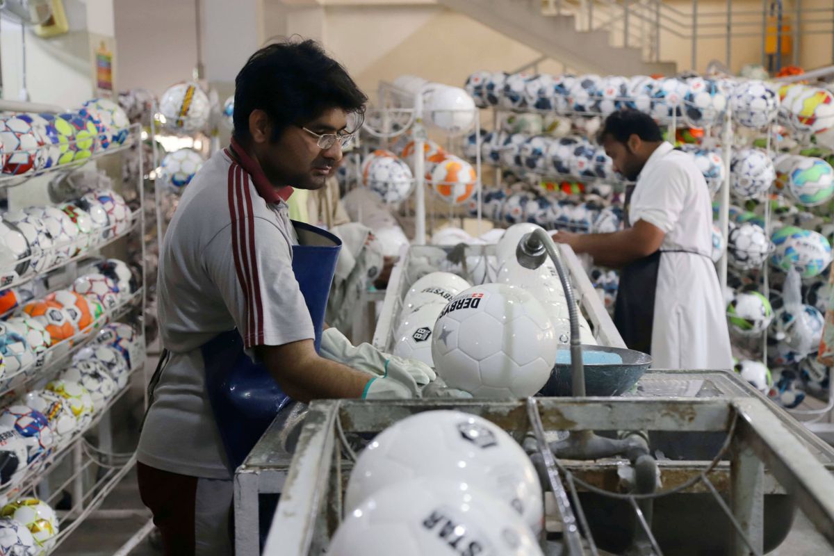 FOTO 70% din mingile din lume sunt cusute manual intr-un singur orășel din Pakistan!