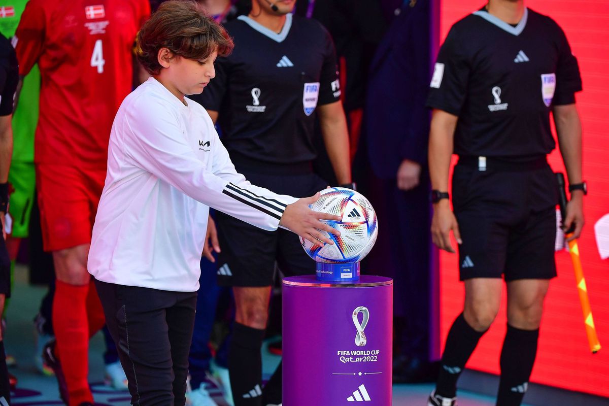 FOTO 70% din mingile din lume sunt cusute manual intr-un singur orășel din Pakistan!