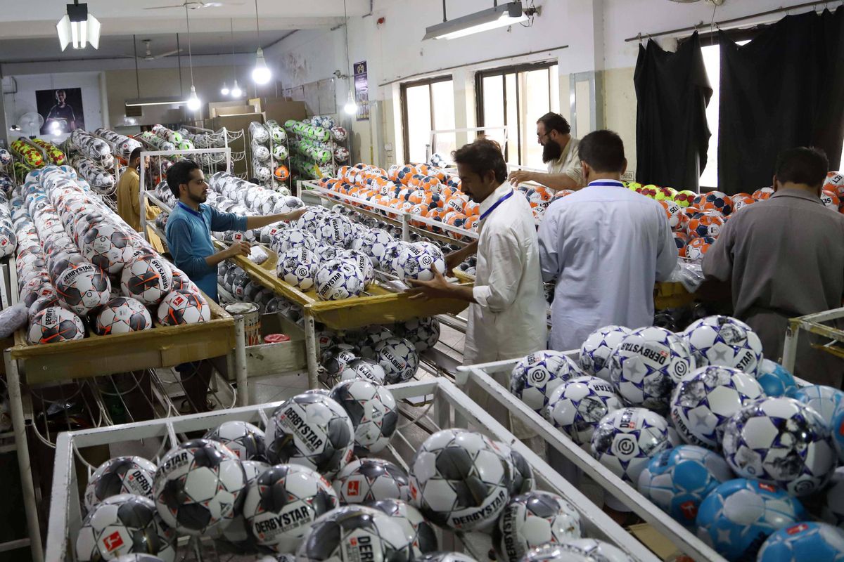 FOTO 70% din mingile din lume sunt cusute manual intr-un singur orășel din Pakistan!