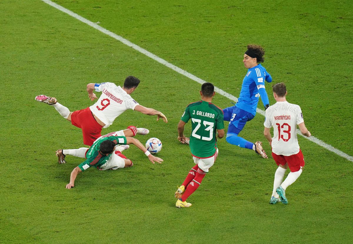 Lewandowski a ratat șansa primului gol la Mondial » Fază controversată în Mexic - Polonia