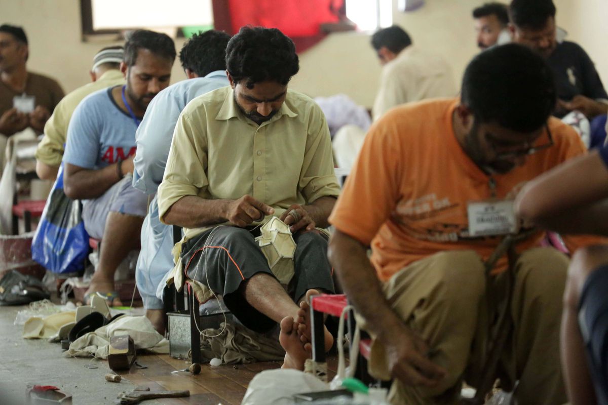 70% din mingile din lume sunt produse într-un singur orășel din Pakistan! O mare parte dintre ele sunt cusute manual