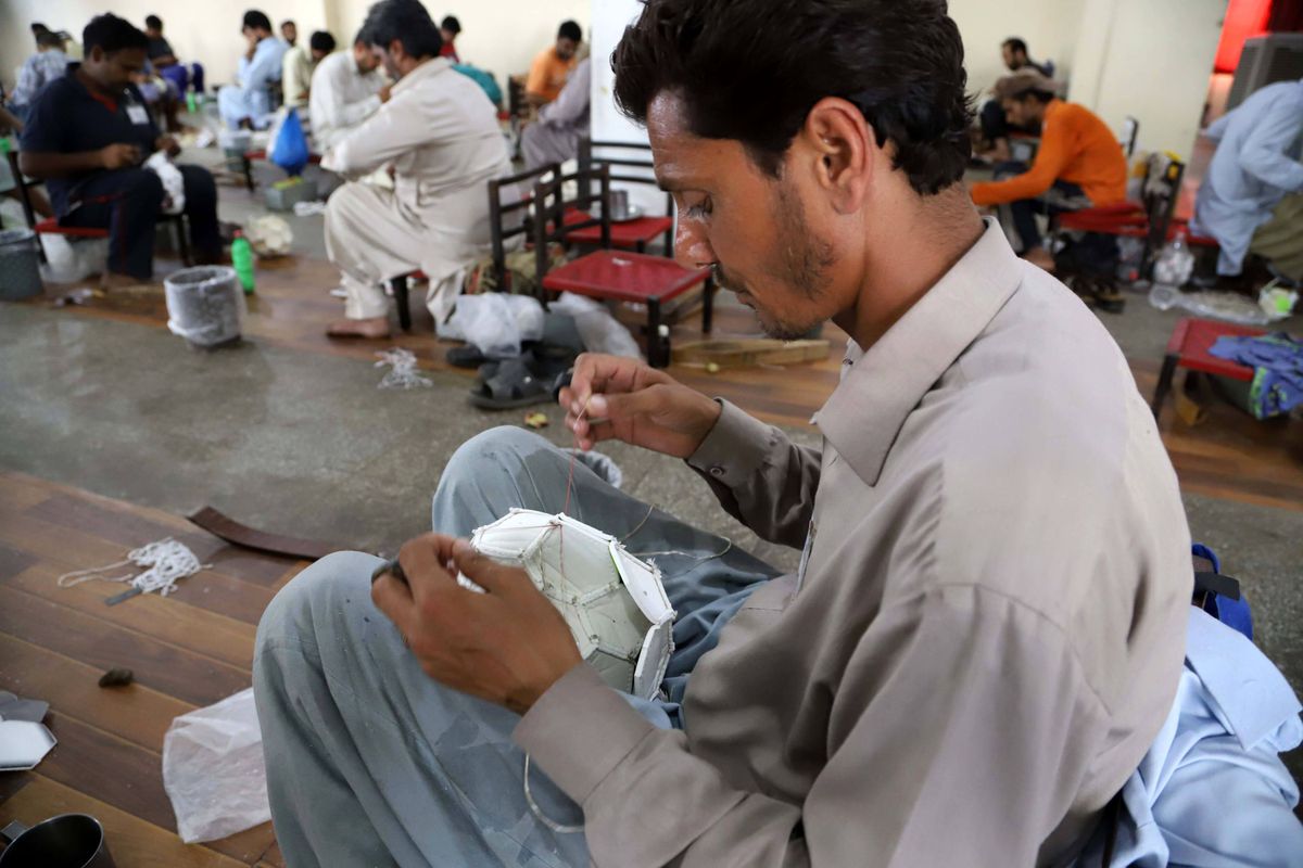 70% din mingile din lume sunt produse într-un singur orășel din Pakistan! O mare parte dintre ele sunt cusute manual