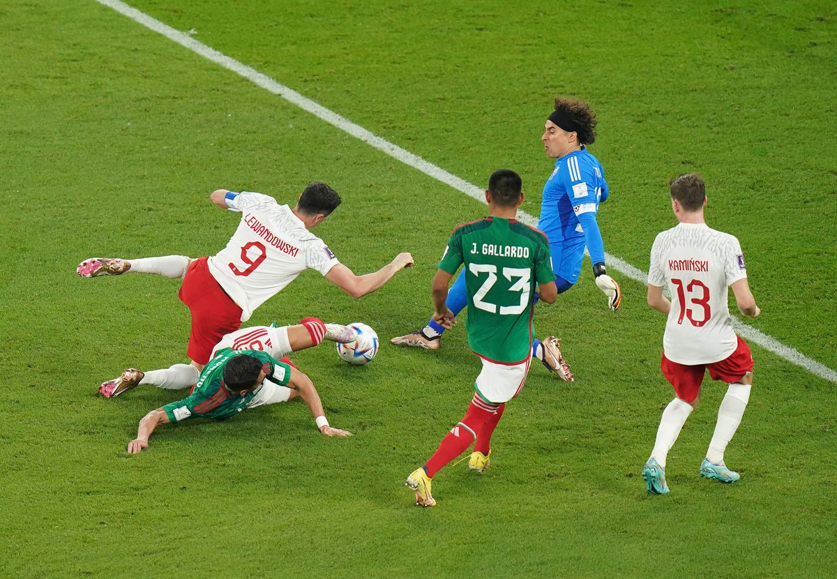 Lewandowski a ratat șansa primului gol la Mondial » Fază controversată în Mexic - Polonia