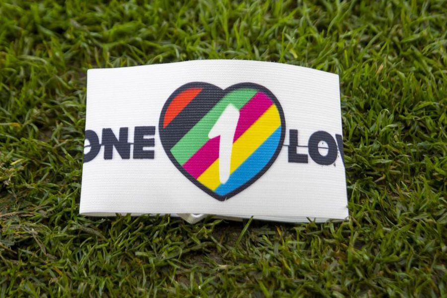 Banderola One Love / foto: Imago Images Alexandra Nistoroiu, jurnalist de investigație Libertatea, taxează grozăviile de la Mondial: „Un ridicol ce mi-a amintit de Trump, o mișcare demnă de cenzura secolului trecut” + „Opt dintre țările participante încă au legi împotriva homosexualității!”