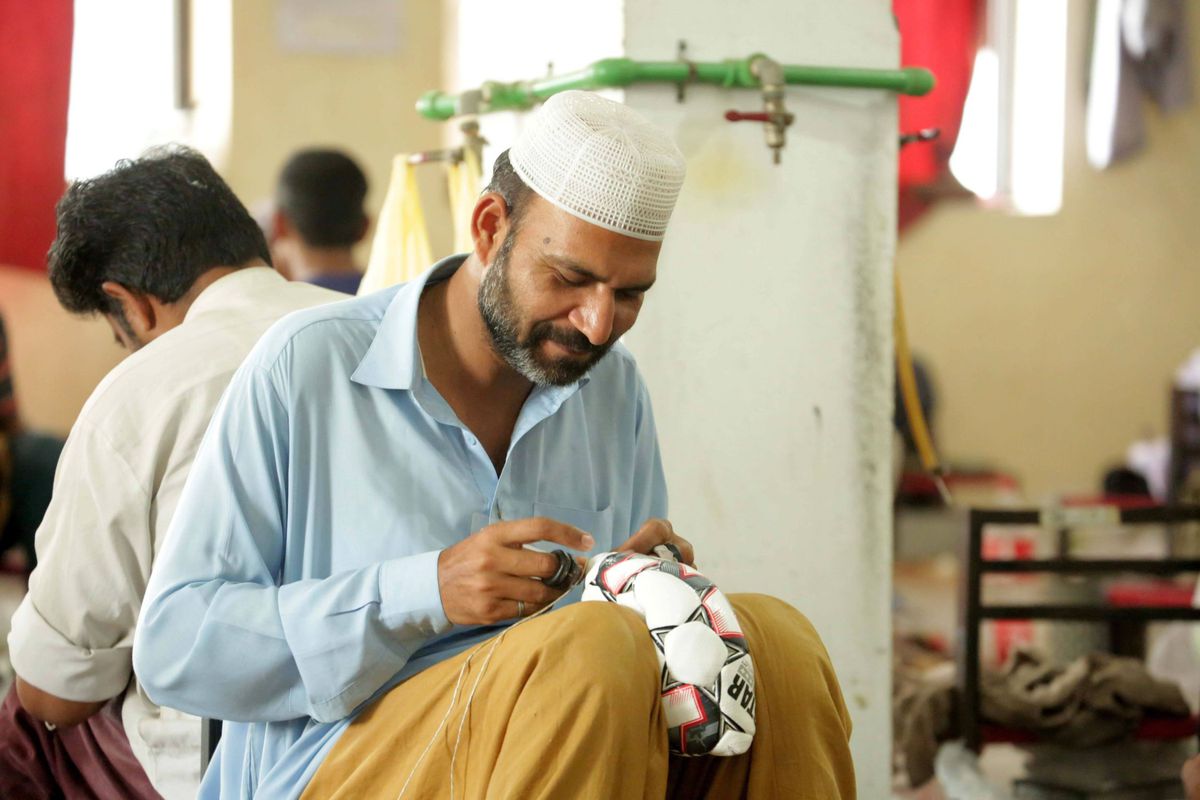FOTO 70% din mingile din lume sunt cusute manual intr-un singur orășel din Pakistan!