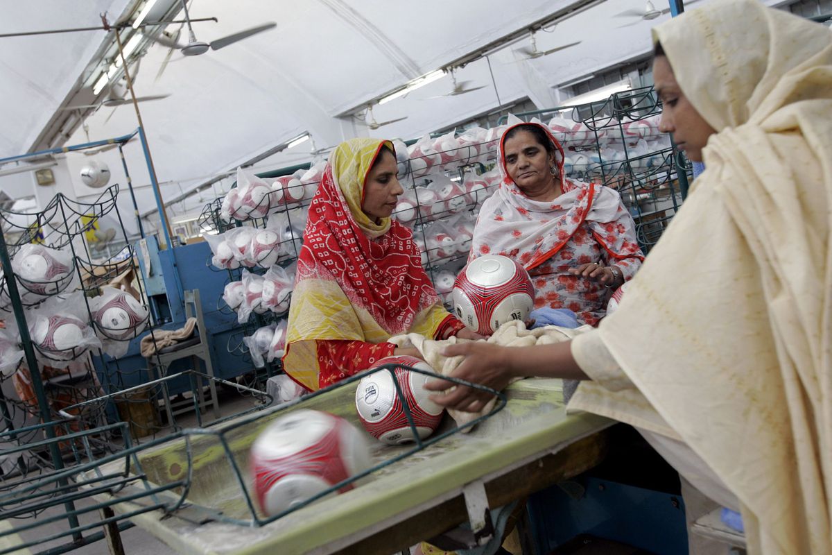 FOTO 70% din mingile din lume sunt cusute manual intr-un singur orășel din Pakistan!