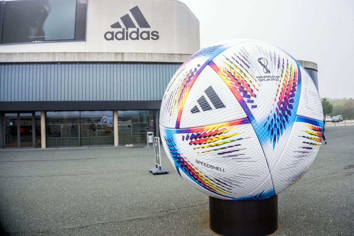 FOTO 70% din mingile din lume sunt cusute manual intr-un singur orășel din Pakistan!