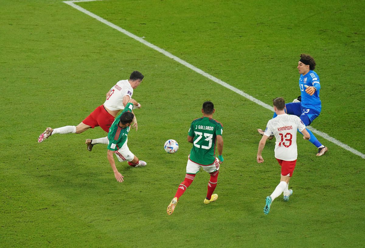 Lewandowski a ratat șansa primului gol la Mondial » Fază controversată în Mexic - Polonia
