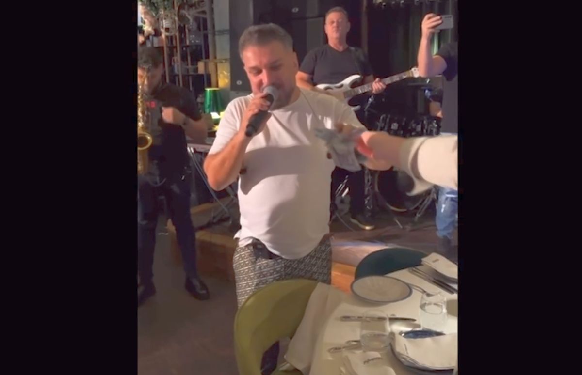 Jucătorii României au petrecut după calificarea la EURO » Iubitele și soțiile lor au atras toate privirile + Florin Tănase, dedicații cu Adi de la Vâlcea