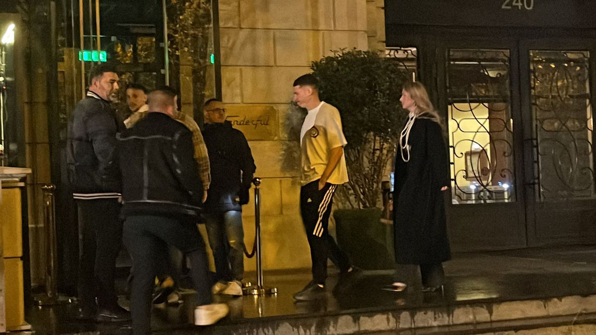 Jucătorii României au petrecut după calificarea la EURO » Iubitele și soțiile lor au atras toate privirile + Florin Tănase, dedicații cu Adi de la Vâlcea