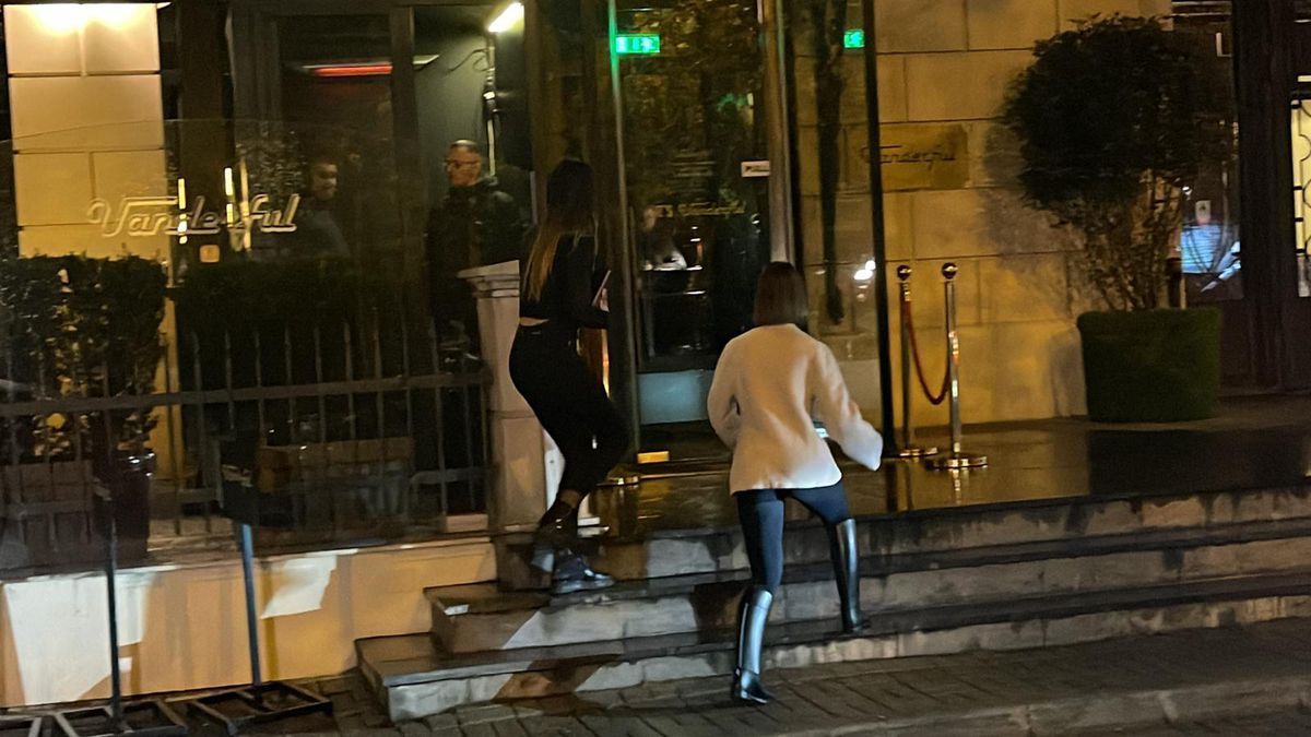 Jucătorii României au petrecut după calificarea la EURO » Iubitele și soțiile lor au atras toate privirile + Florin Tănase, dedicații cu Adi de la Vâlcea