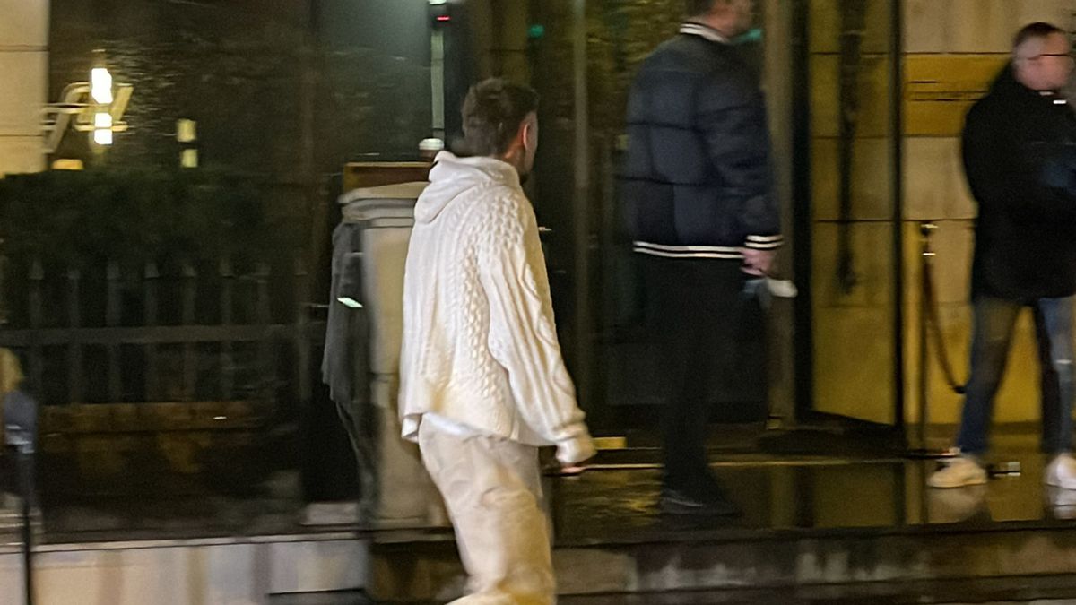 Jucătorii României au petrecut după calificarea la EURO » Iubitele și soțiile lor au atras toate privirile + Florin Tănase, dedicații cu Adi de la Vâlcea