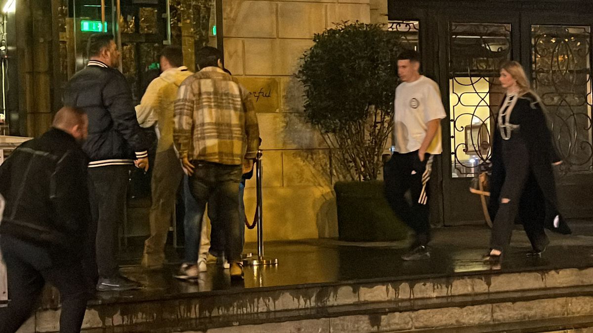 Jucătorii României au petrecut după calificarea la EURO » Iubitele și soțiile lor au atras toate privirile + Florin Tănase, dedicații cu Adi de la Vâlcea