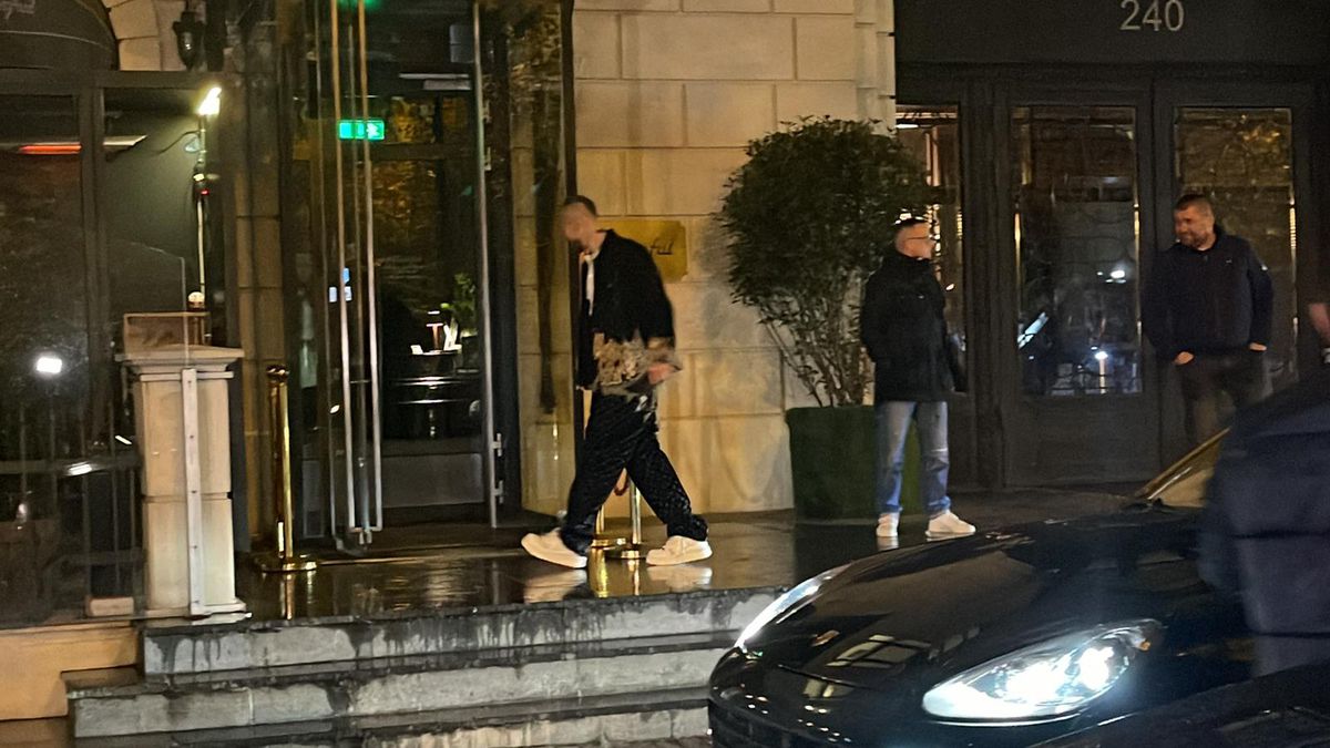 Jucătorii României au petrecut după calificarea la EURO » Iubitele și soțiile lor au atras toate privirile + Florin Tănase, dedicații cu Adi de la Vâlcea