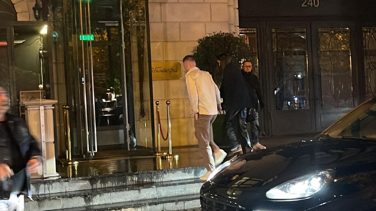 Jucătorii României au petrecut după calificarea la EURO » Iubitele și soțiile lor au atras toate privirile + Florin Tănase, dedicații cu Adi de la Vâlcea