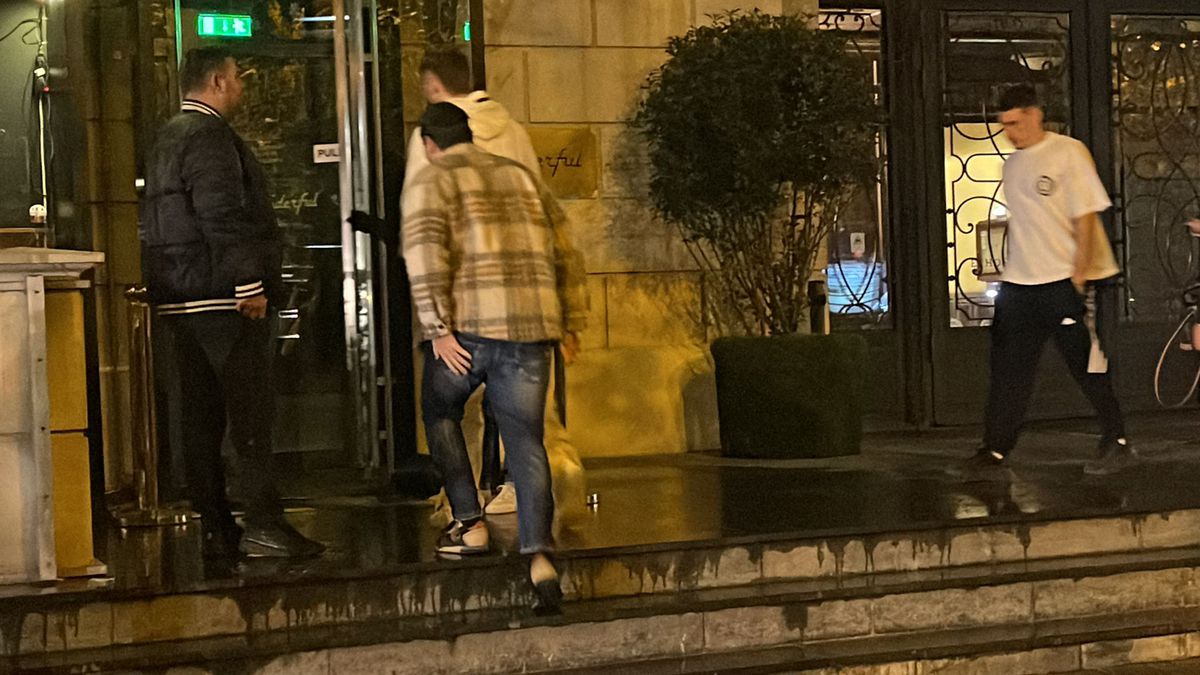 Jucătorii României au petrecut după calificarea la EURO » Iubitele și soțiile lor au atras toate privirile + Florin Tănase, dedicații cu Adi de la Vâlcea