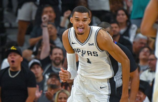 „E indecent” » Cât a costat la licitație tricoul în care Victor Wembanyama a debutat în NBA